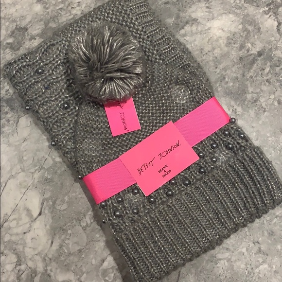 Betsy Johnson beanie and snood - Picture 1 of 3